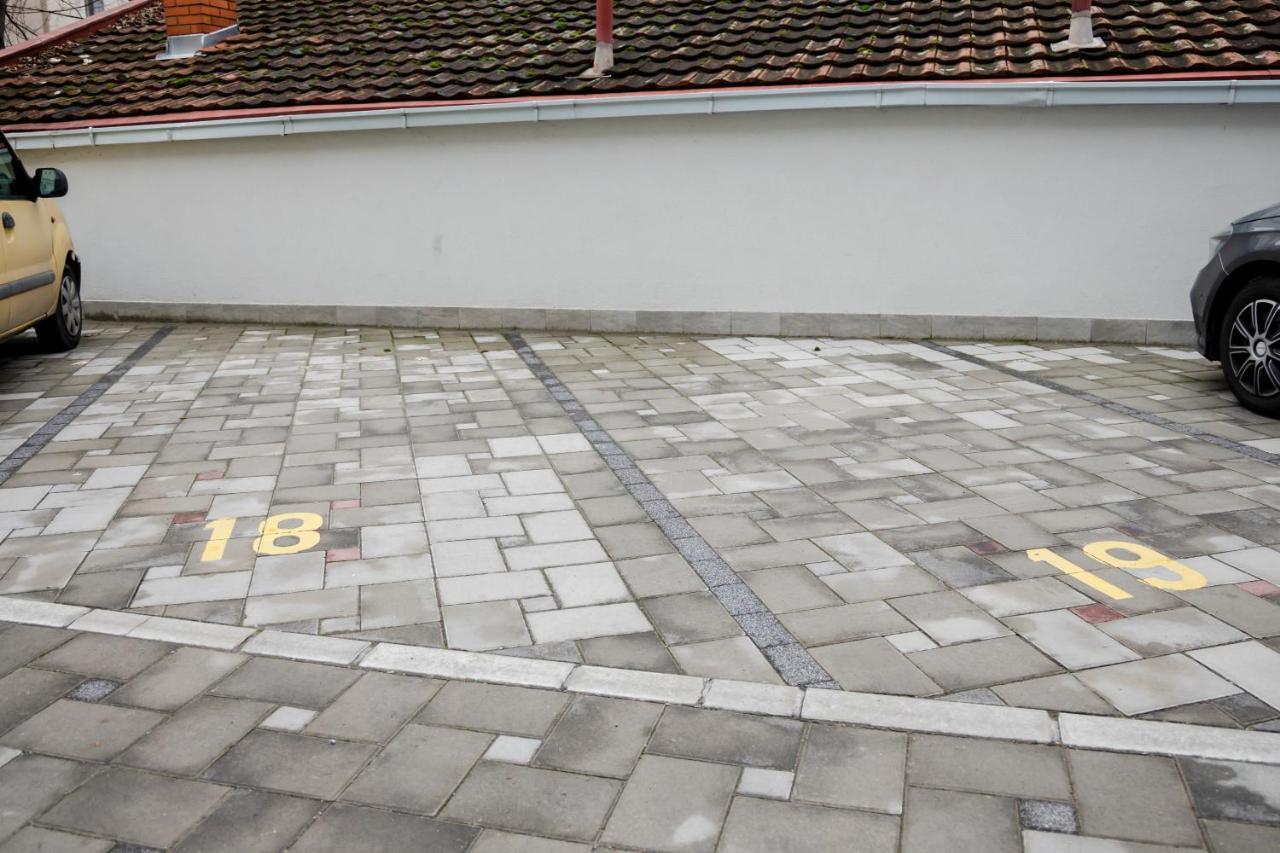 Modern Living In City Centre - Private Parking Nowy Sad Zewnętrze zdjęcie